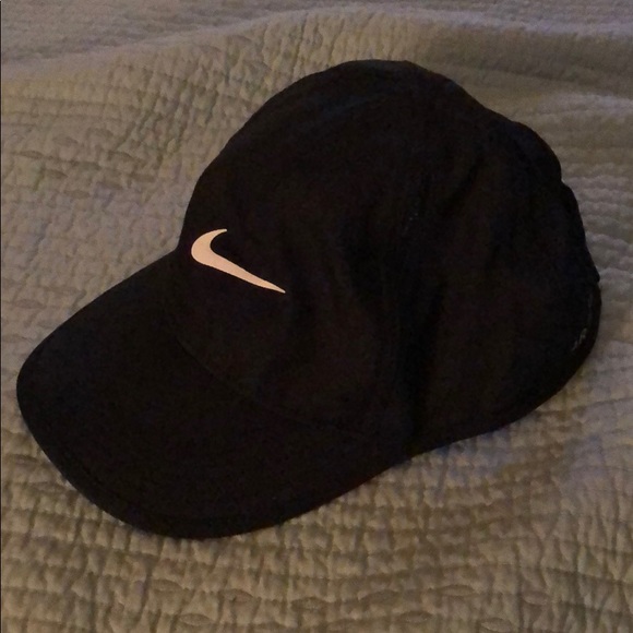 Nike Accessories - Nike Featherlight Hat